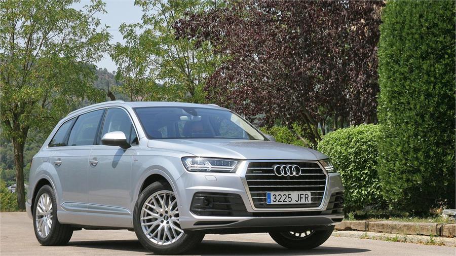 Audi Q7 gris aparcado junto a setos, modelo SUV premium en Ibiza