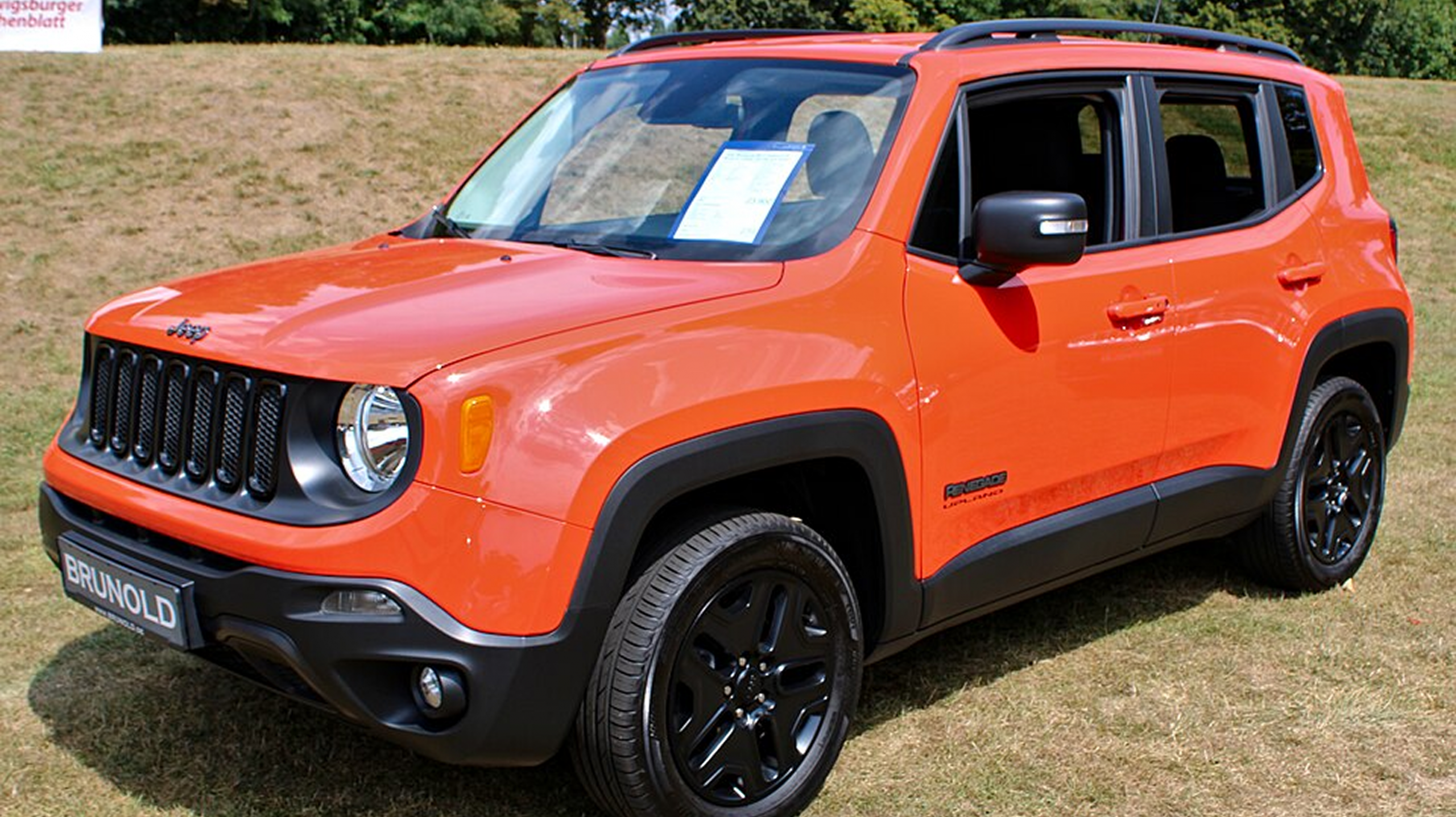 Jeep Renegade Unlimited 2.0 naranja, SUV compacto con diseño robusto.