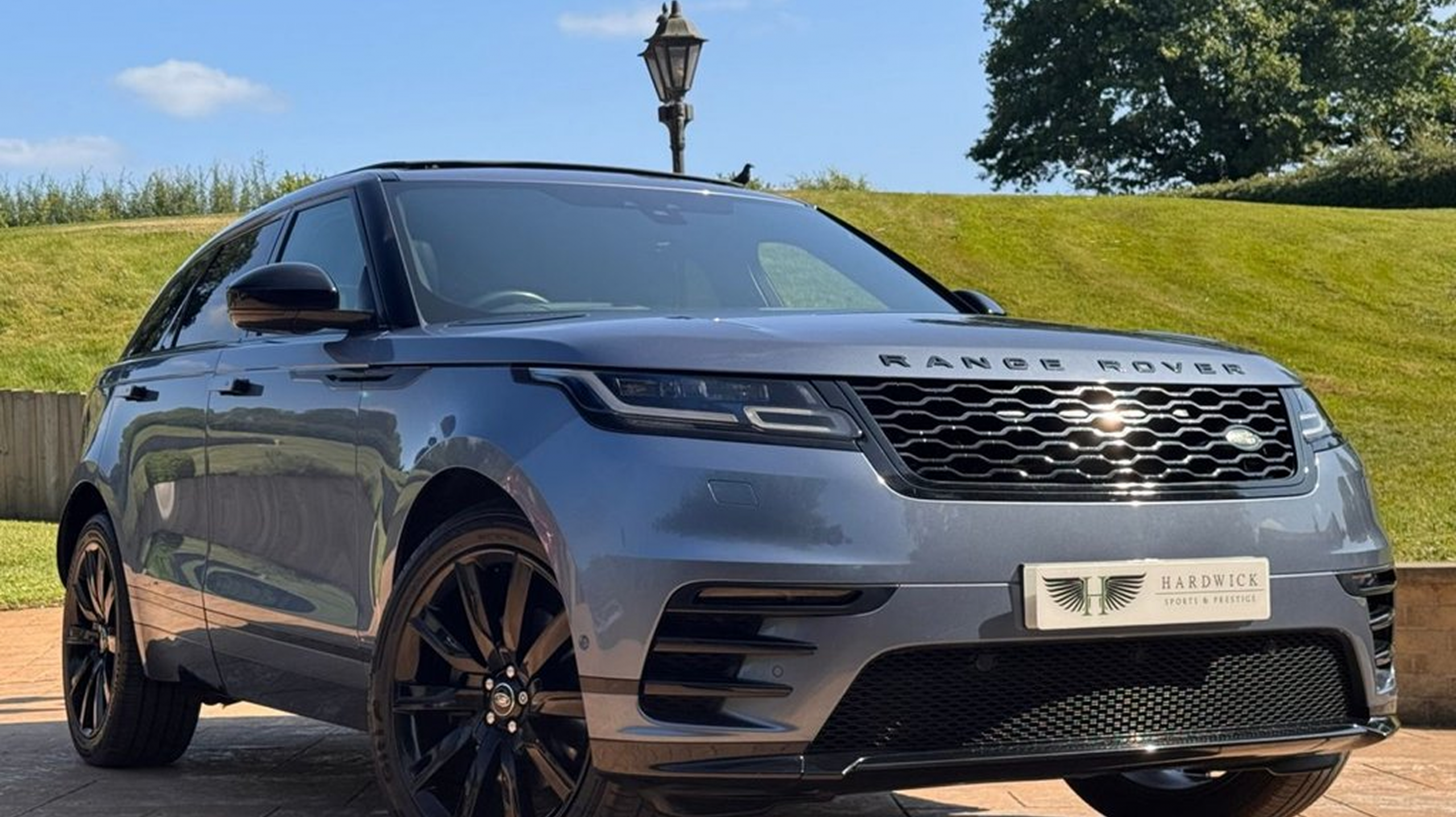 Land Rover Velar 3.0 SDV6 HSE SUV elegante estacionado, ideal para alquilar en Ibiza