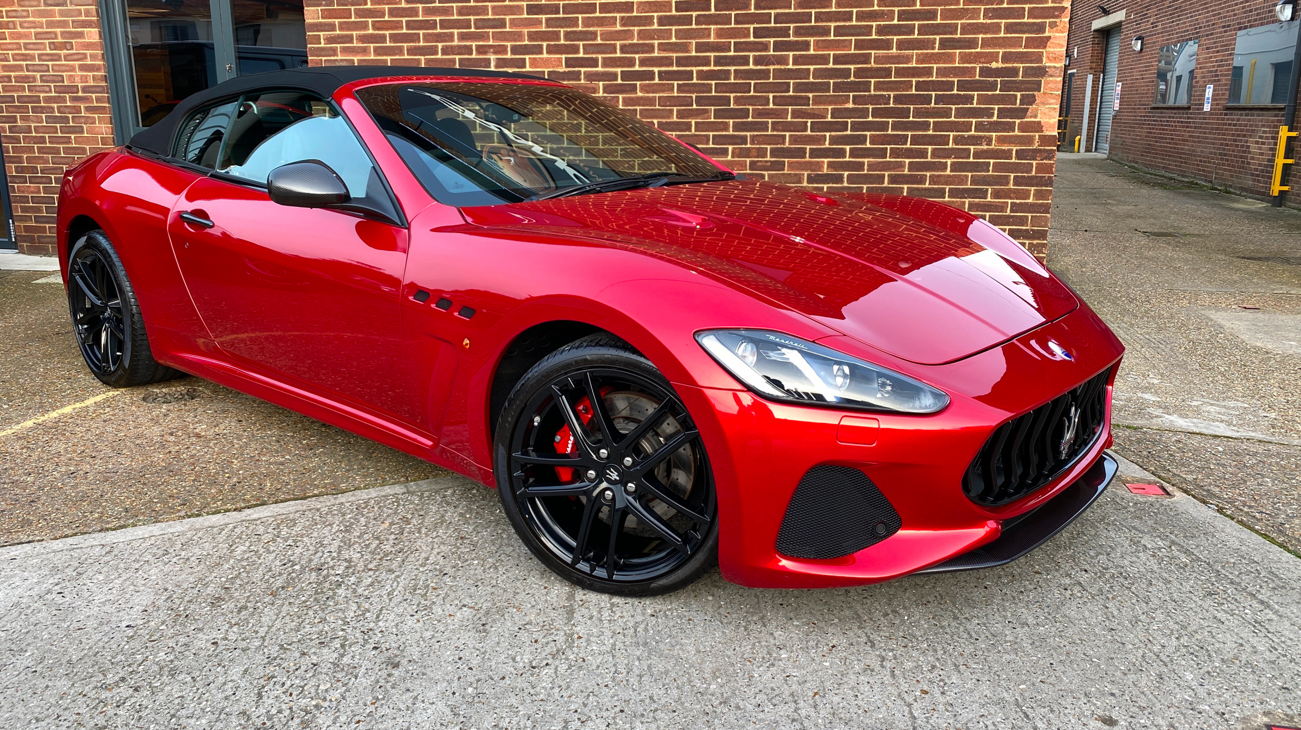 Maserati GranCabrio MC Stradale rojo, deportivo descapotable de lujo estacionado.