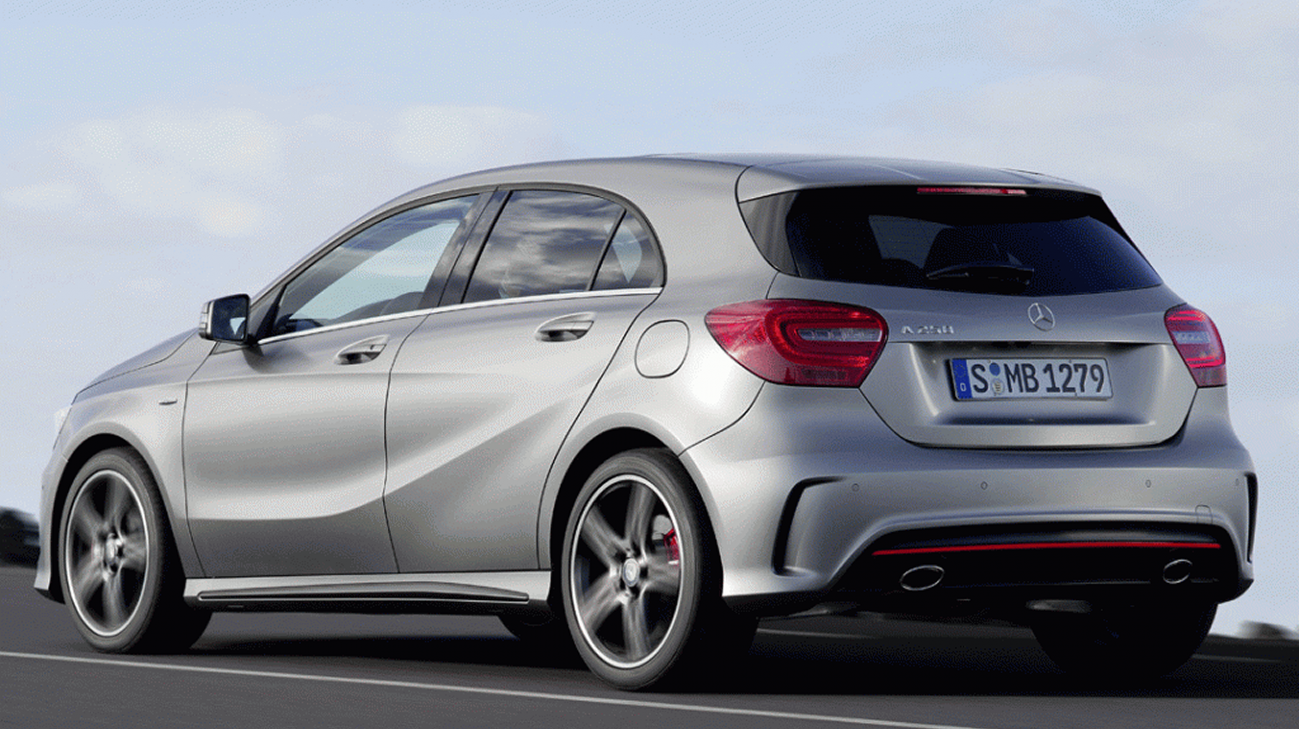 Mercedes A 200 CDI AMG plateado, compacto con diseño deportivo.