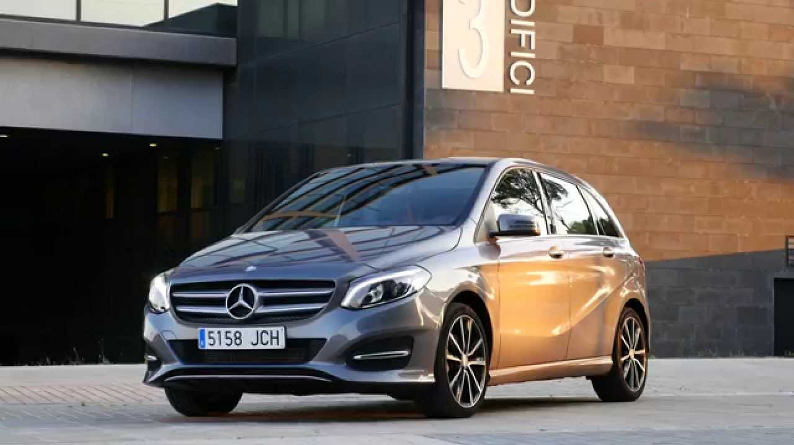 Mercedes B 200 CDI AMG de diseño deportivo, en acabado premium.