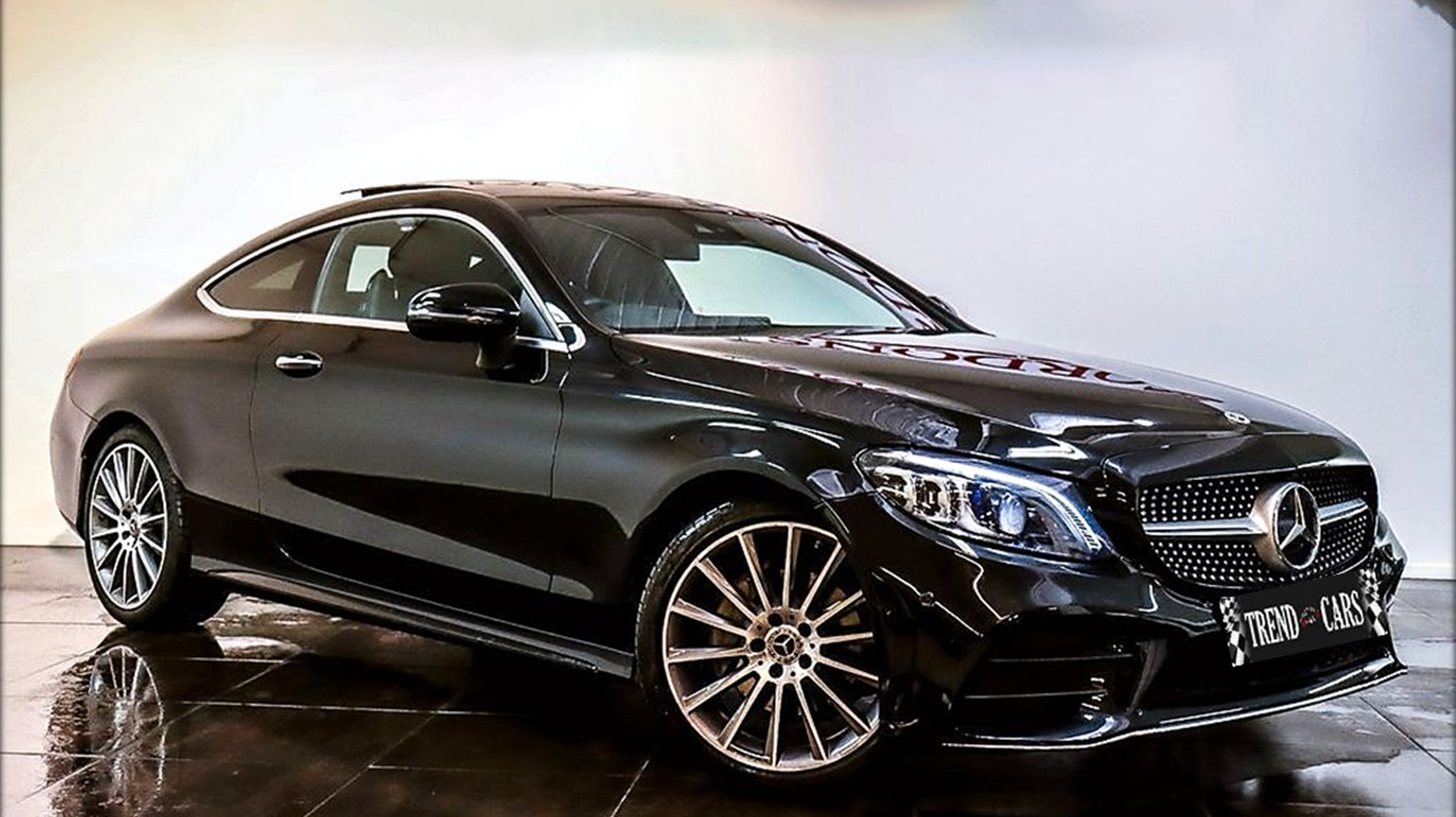 Berlina Mercedes C 220 D Pack AMG negra, vista lateral en estudio.