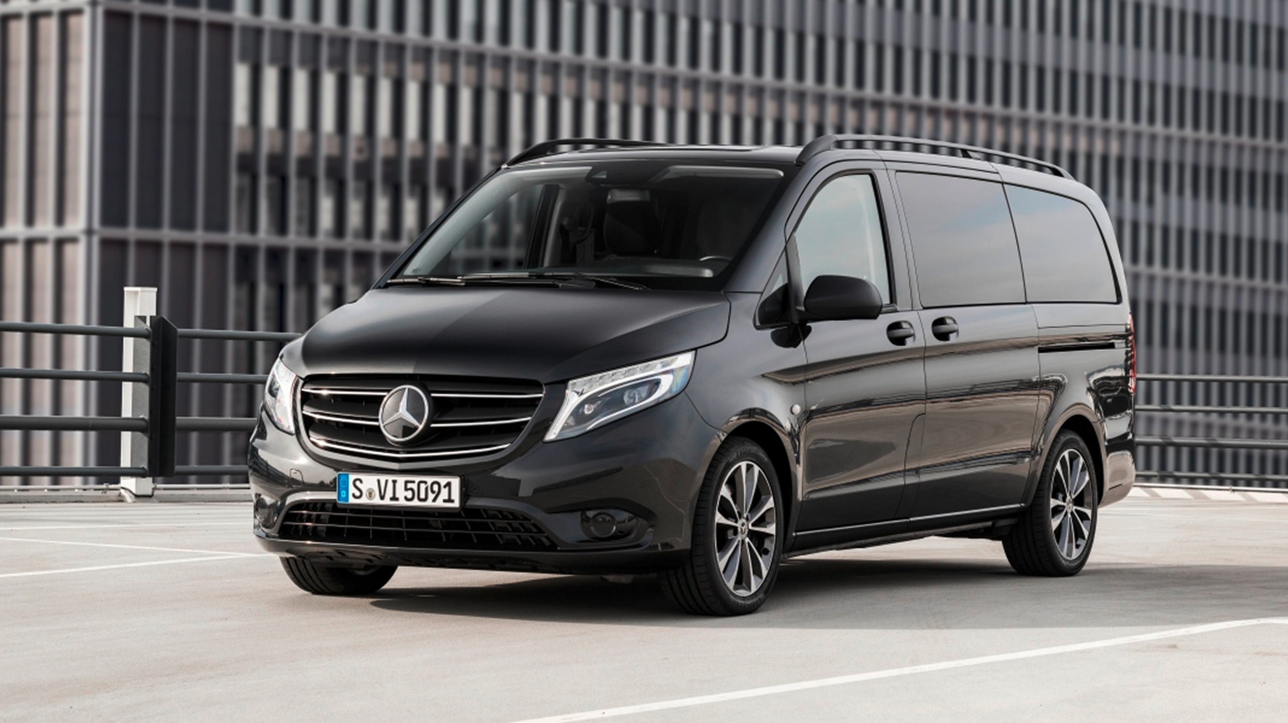 Mercedes Vito Tourer negra, versión automática de 9 plazas, ideal para transporte de grupos.