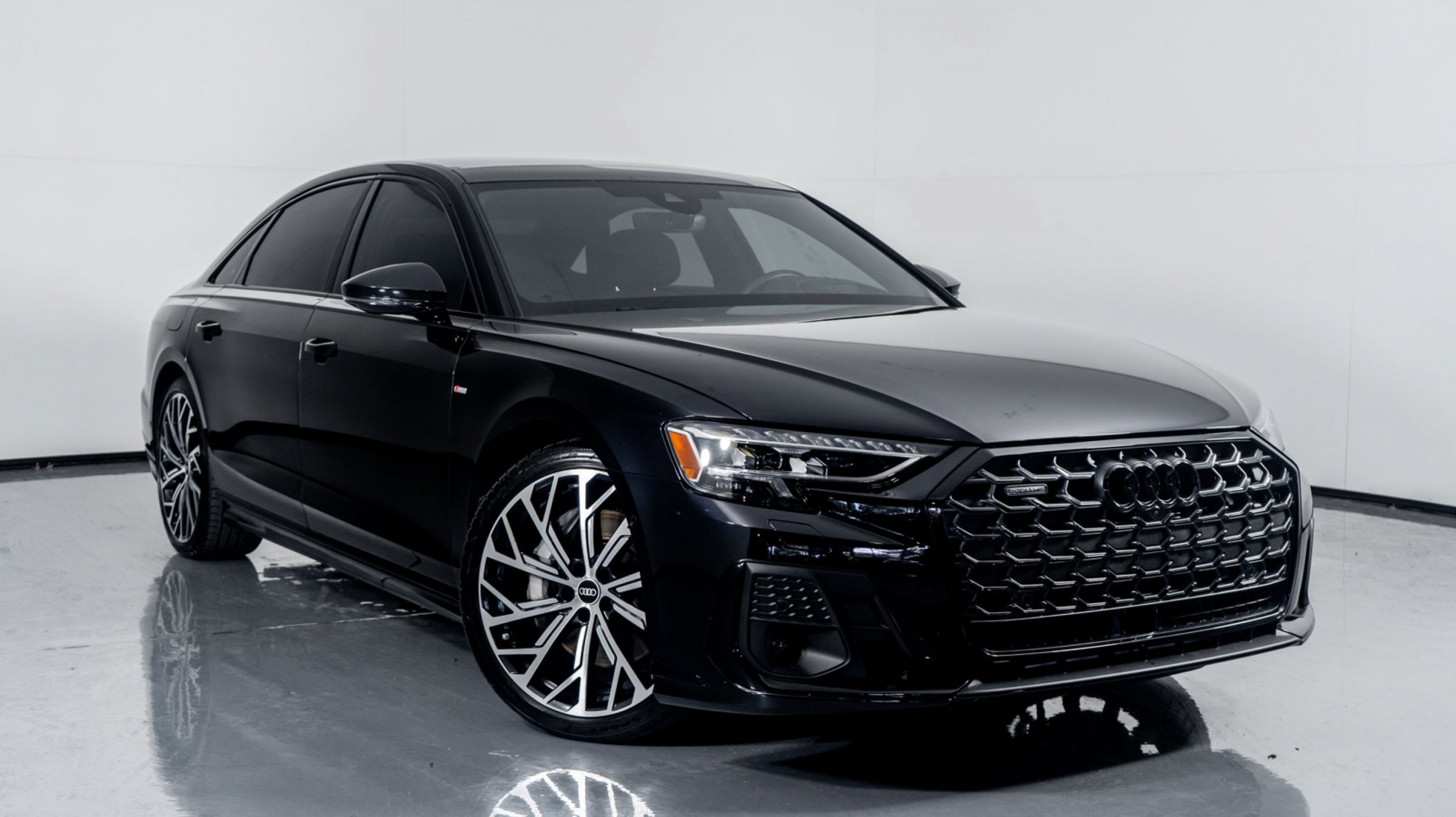 Audi A8 negro en alquiler en Ibiza