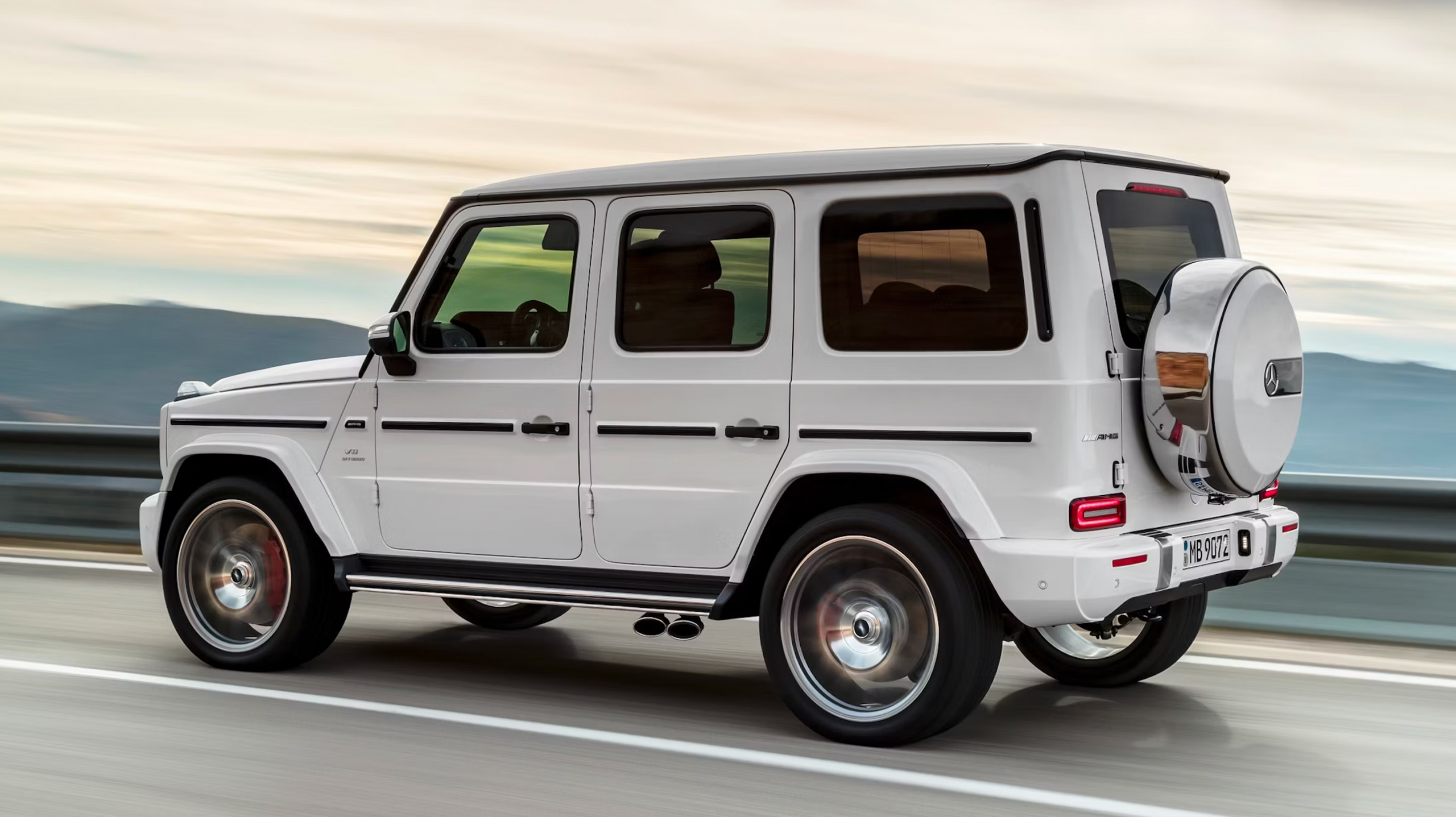Mercedes G 63 AMG blanco estacionado, SUV de lujo con diseño robusto.