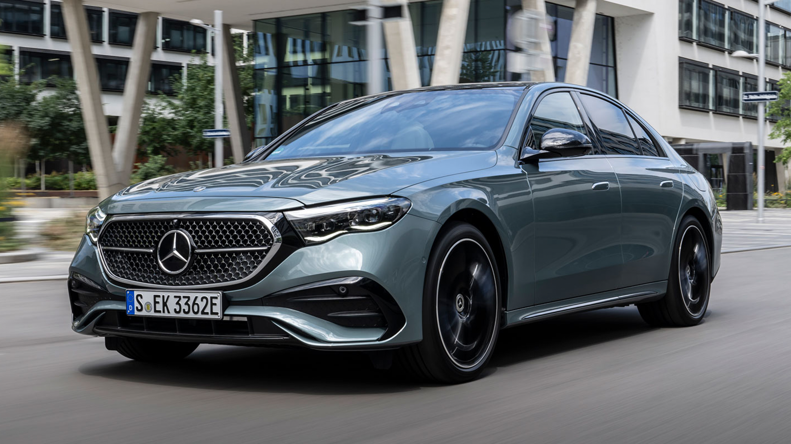Mercedes Clase E sedán de lujo negro en exterior urbano